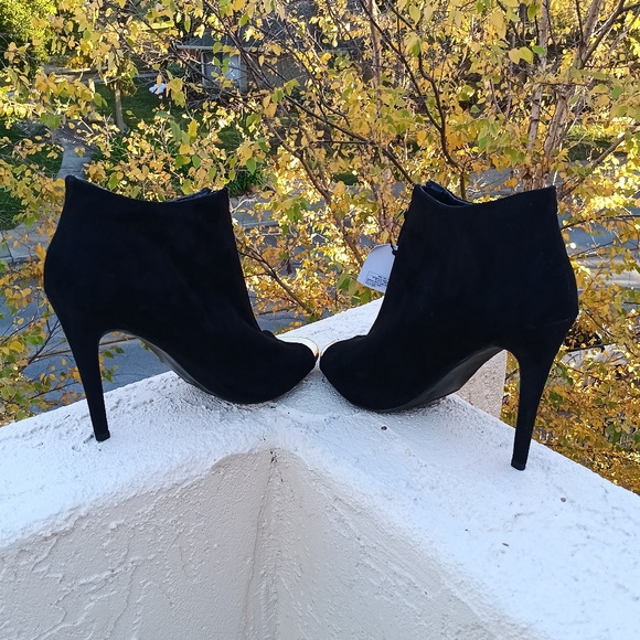 NWT Mossimo Sabrina Black Suede Booties Gold Toe Plate Zipper - Picture 6 of 10